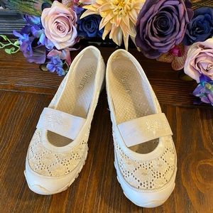 Skechers White Lace Mary Janes - Sz 8.5